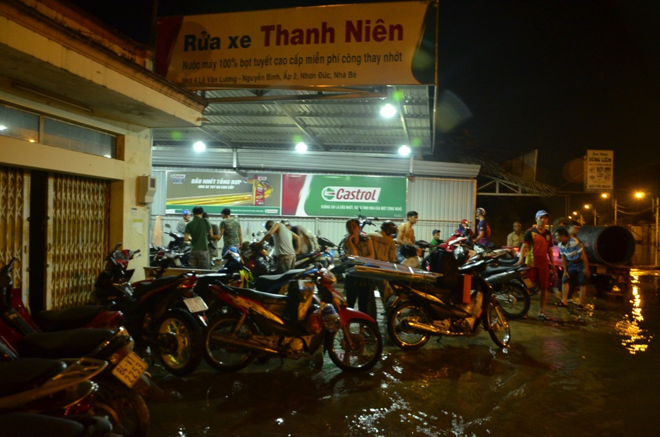 Điểm sửa xe miễn phí của anh Trung đông nghẹt khách