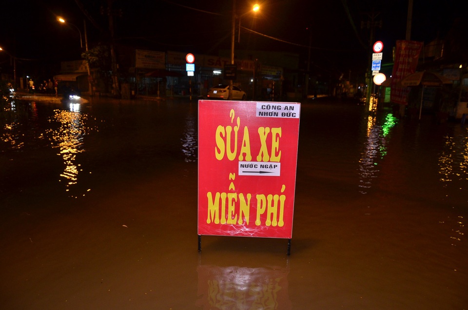 Theo anh Trung, bảng sửa xe miễn phí phải có thêm chữ Công an Nhơn Đức khi đó người dân mới tin tưởng