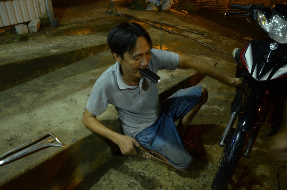 Nhiều lúc anh phải ngậm chiếc điện thoại trên miệng soi đèn để làm việc