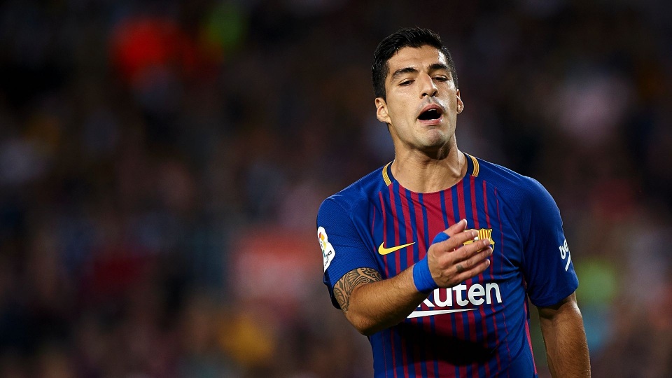 Vục vặc vì bị thay ra sân, Luis Suarez từ chối bắt tay HLV - 1 Suarez để lại sự thất vọng sau trận đấu với Malaga