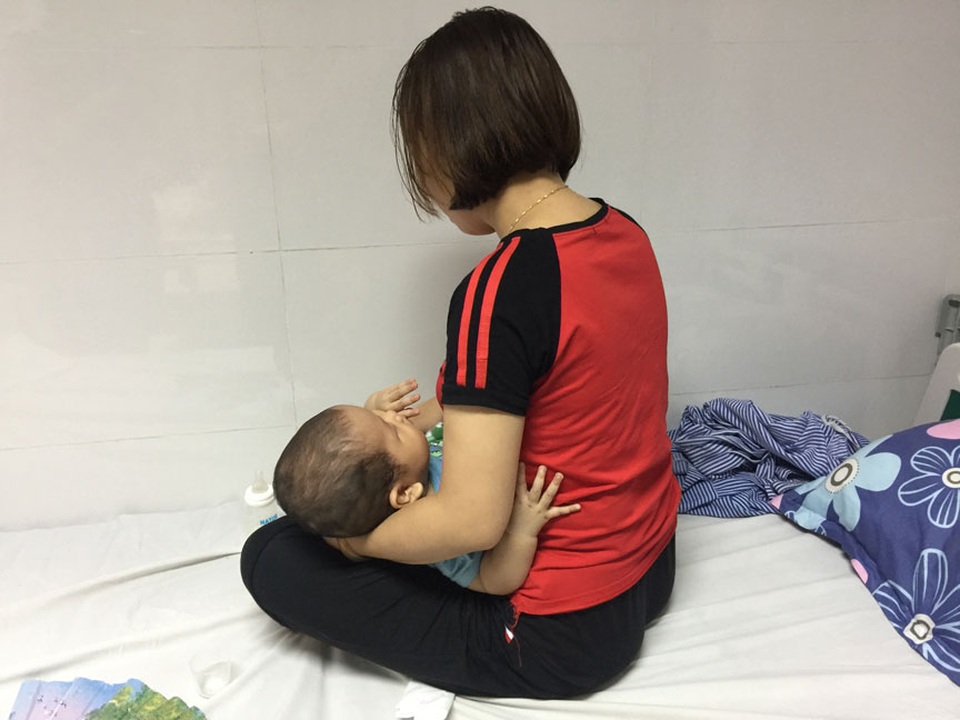 Vì sao nhiều trẻ ở Hưng Yên "đua" nhau điều trị hẹp bao quy đầu? - 2
Chị N.T.H cho biết, con chị vừa được xử lý tổn thương chiều nay (19/7)