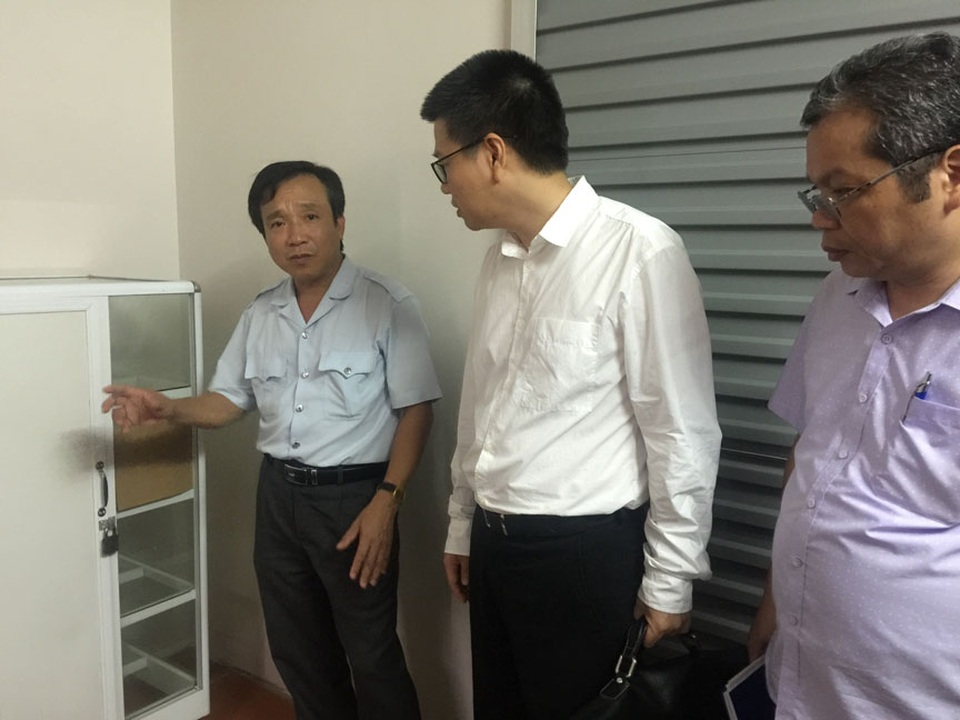 Vì sao phòng khám "chui" của y sĩ Hiền có thể hoạt động nhiều năm? - 2
Ông Lều Văn Quân trao đổi với PGS.TS Lê Hữu Doanh về tình trạng phòng khám