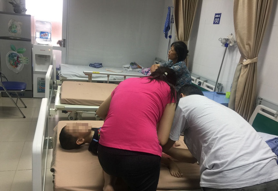 Có nguy cơ lây bệnh khi chăm sóc trẻ mắc sùi mào gà? - 1
Phụ huynh đang chăm sóc cho trẻ bị sùi mào gà (Ảnh: Nhân Hà)