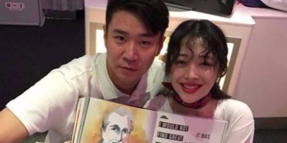 Chia tay bạn trai 2 tháng, Sulli đã tìm được người mới - 1
Sulli và bạn trai hiện tại - đạo diễn Kim Min Jun đã hò hẹn được 2 tháng.