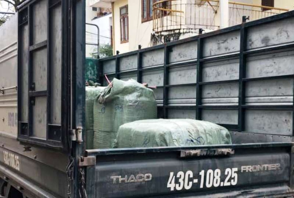 Hơn 1 tấn sụn gân gà “bẩn” suýt bị đưa ra thị trường, phục vụ thực khách - 1 Số thịt gia cầm không rõ nguồn gốc được chất lên ô tô tải