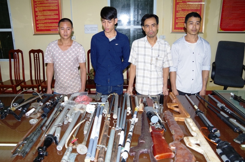 Mua linh kiện súng tự chế về tự lắp ráp sử dụng - 1 Các đối tượng và tang vật vụ án tại cơ quan Công an (ảnh: Công an Hà Nam)