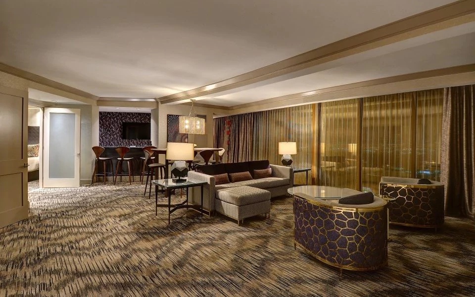 Nghi vấn kẻ thảm sát ở Las Vegas bị kích động vì một bản nhạc - 2
Bên trong căn phòng Paddock thuê ở tầng 32 của khách sạn Mandalay Bay (Ảnh: Reuters)