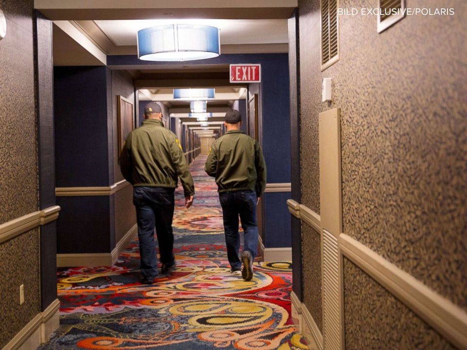 Vũ khí ngổn ngang bên trong "pháo đài" của kẻ xả súng ở Las Vegas - 6
Stephen Paddock gắn camera cả trong và ngoài căn phòng. (Ảnh: Polaris)