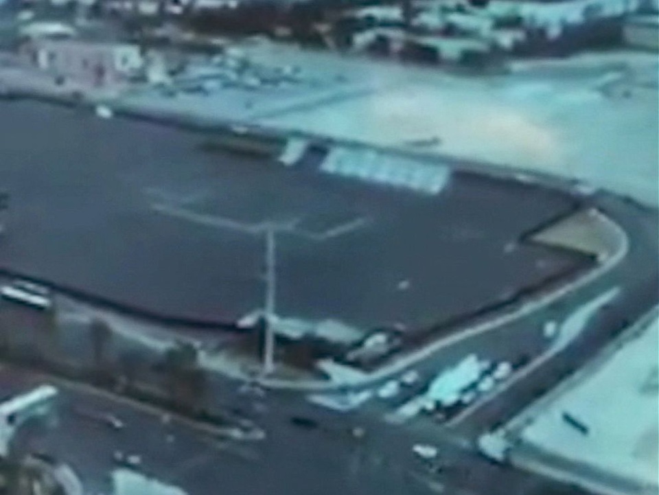 Vũ khí ngổn ngang bên trong "pháo đài" của kẻ xả súng ở Las Vegas - 7
Hình ảnh qua camera cho thấy tầm nhìn từ căn phòng xuống bên dưới. (Ảnh: Telegraph)