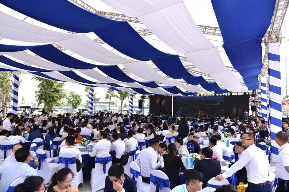 “Mục sở thị” căn hộ mẫu tại dự án đáng sống bậc nhất Hà Nội - 1
Rất đông khách hàng háo hức thăm quan nhà mẫu Sunshine City