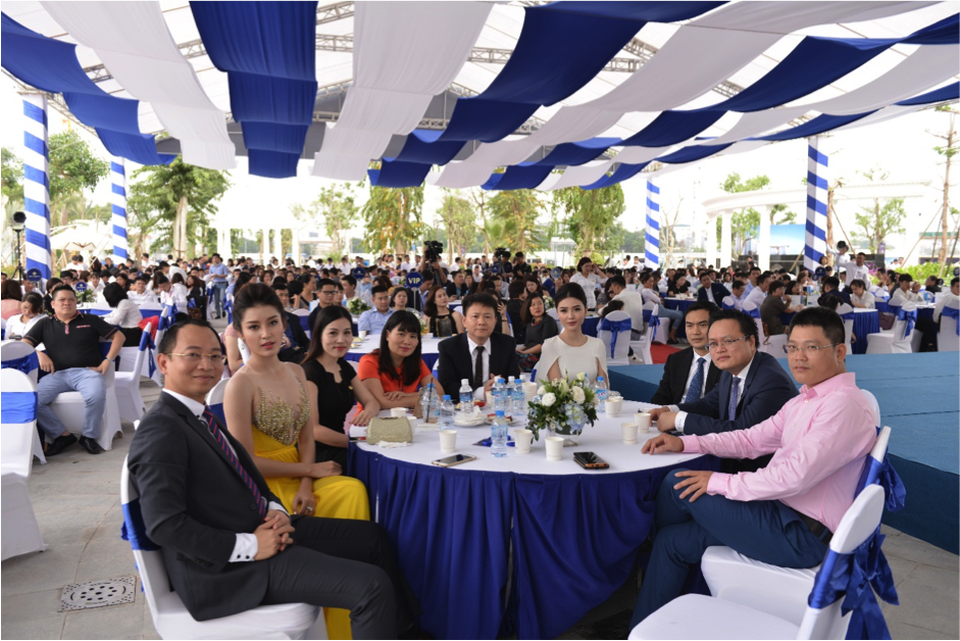 “Mục sở thị” căn hộ mẫu tại dự án đáng sống bậc nhất Hà Nội - 2
Mọi người chờ đợi khoảnh khắc bắt đầu lễ ra mắt nhà mẫu ngày 18/11 vừa qua