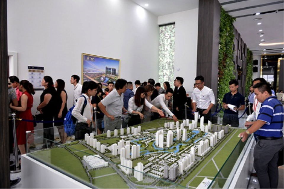 “Mục sở thị” căn hộ mẫu tại dự án đáng sống bậc nhất Hà Nội - 4
Các khách mua xếp hàng dài vào thăm căn hộ mẫu và xem mô hình dự án Sunshine City