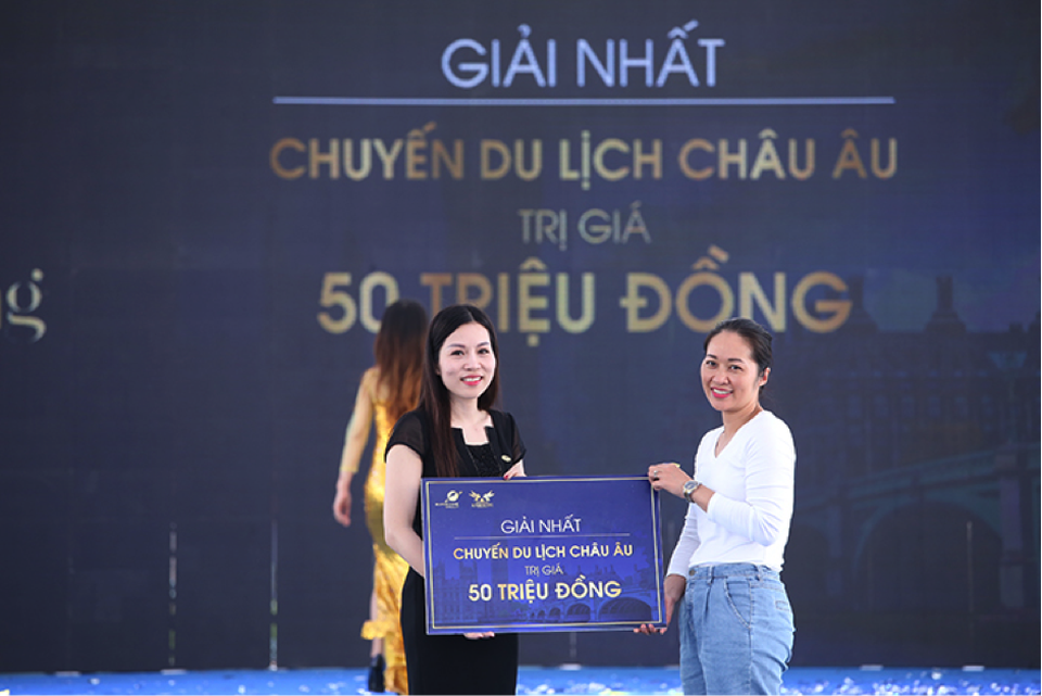 “Mục sở thị” căn hộ mẫu tại dự án đáng sống bậc nhất Hà Nội - 9
Nhiều phần quà hấp dẫn đã được trao cho các khách hàng bốc thăm may mắn.