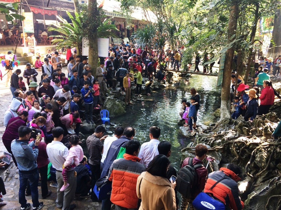 Ngành “công nghiệp không khói” của xứ Thanh bội thu dịp đầu năm - 4 Lượng du khách đến Suối Cá thần Cẩm Lương, xã Cẩm Lương, huyện Cẩm Thủy tăng đột biến dịp đầu năm