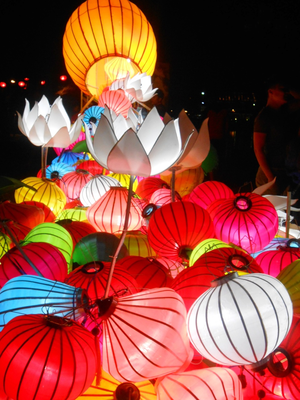 Du khách đổ về Hội An khai hội Nguyên Tiêu - 15 Suối đèn lồng thu hút bạn trẻ đến chụp ảnh lưu niệm