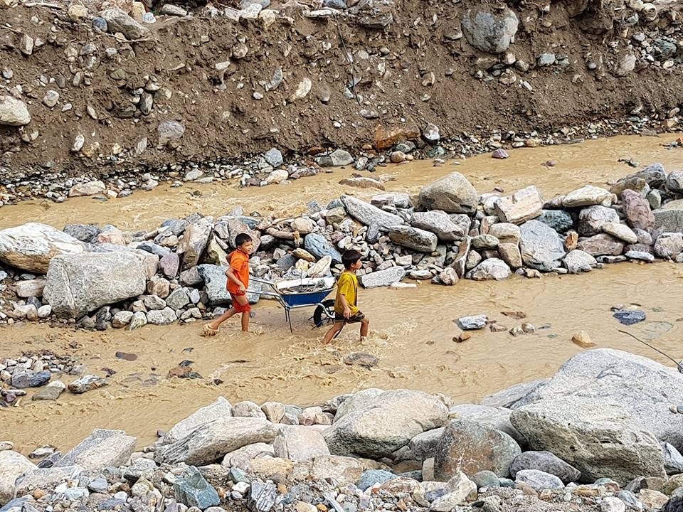 Lũ quét kéo trôi cả đá 15 tấn thì công trình nào chịu được? - 3 Lũ quét kéo trôi cả đá 15 tấn thì công trình nào chịu được? - 3