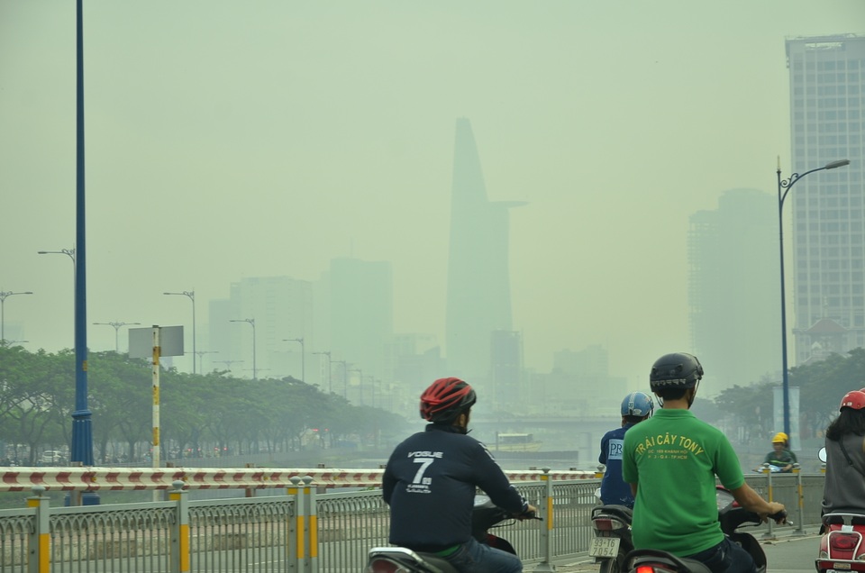 Sương mù dày đặc bao phủ Sài Gòn - 3 Toà nhà biểu tượng của TPHCM mờ ảo trong sương mù sáng nay