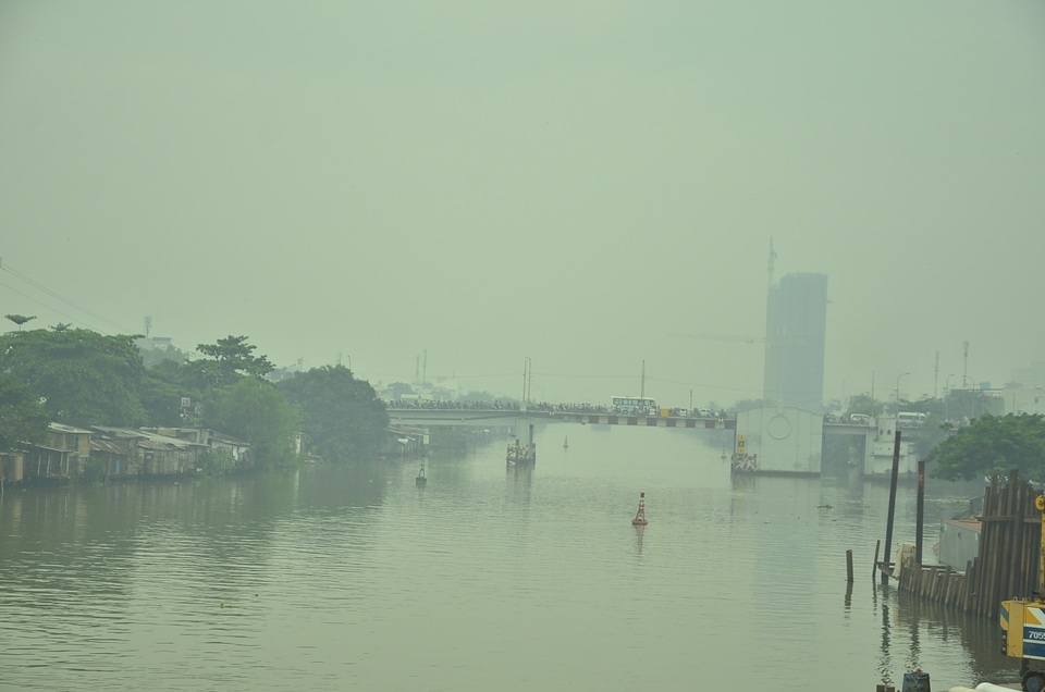 Sương mù dày đặc bao phủ Sài Gòn - 6 Các phương tiện di chuyển trên cầu Chữ Y sáng nay