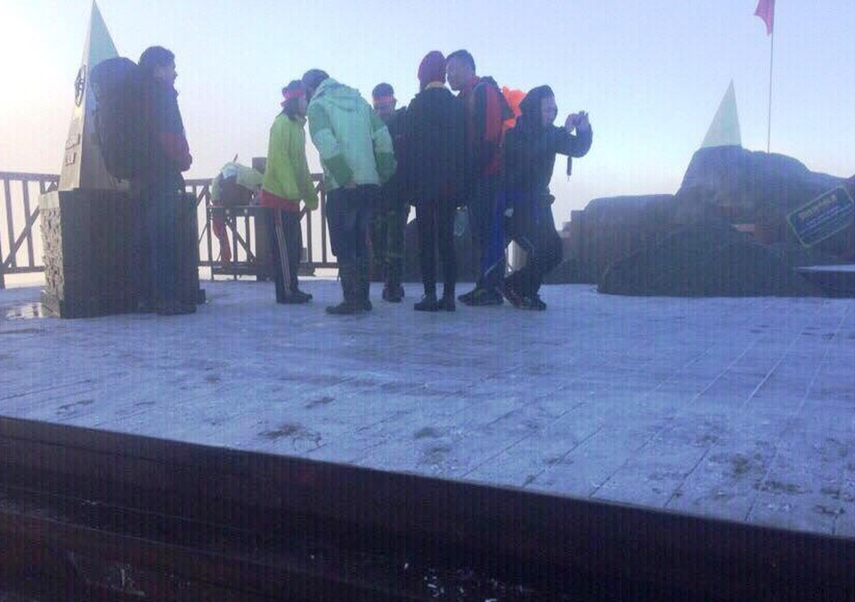 Bất ngờ cảnh sương muối phủ trắng đỉnh núi Phan Si Păng - 1