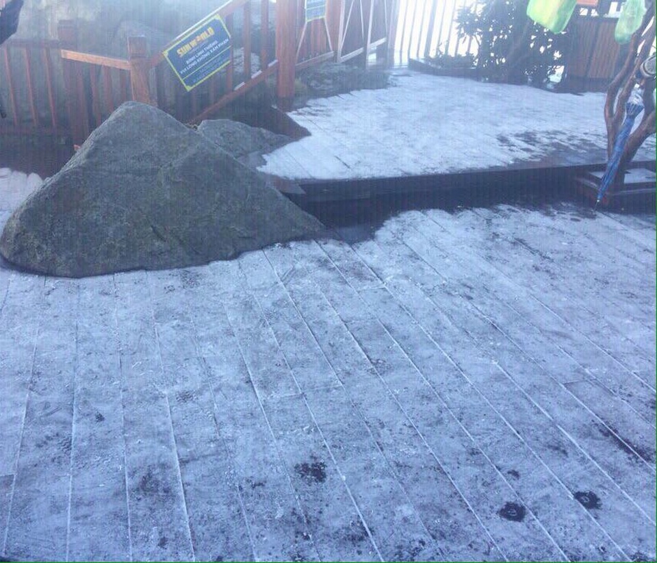 Bất ngờ cảnh sương muối phủ trắng đỉnh núi Phan Si Păng - 2