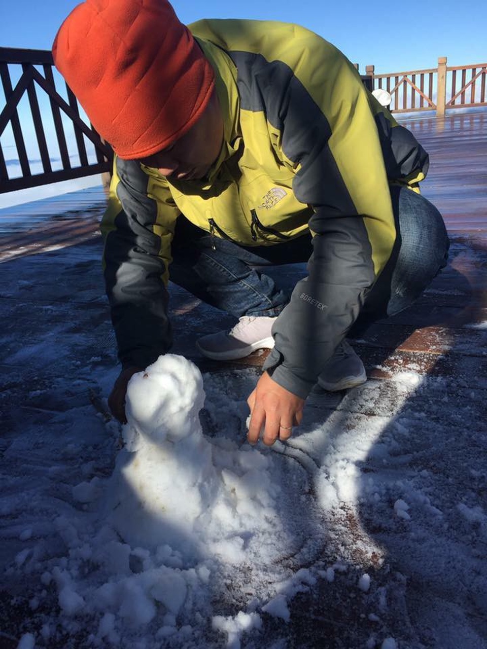 Bất ngờ cảnh sương muối phủ trắng đỉnh núi Phan Si Păng - 3