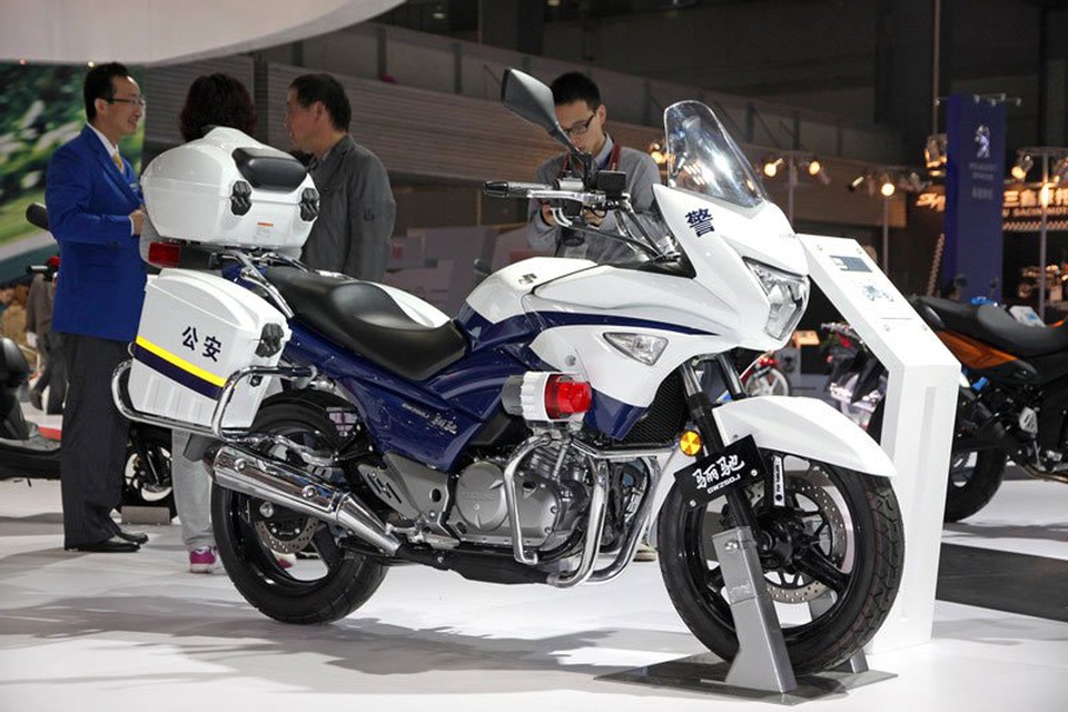 Suzuki V-Strom 250 gia nhập phân khúc Adventure "tí hon" - 2 Chiếc Suzuki Inazuma 250 phiên bản cho cảnh sát Trung Quốc.