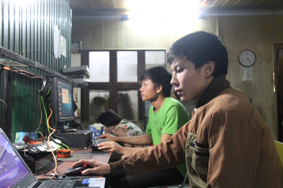 Khen thưởng hai sinh viên cứu người đuối nước - 1
Hai sinh viên Hiệp (áo nâu), Thắng bị mất sạch tài sản khi cứu người đuối nước