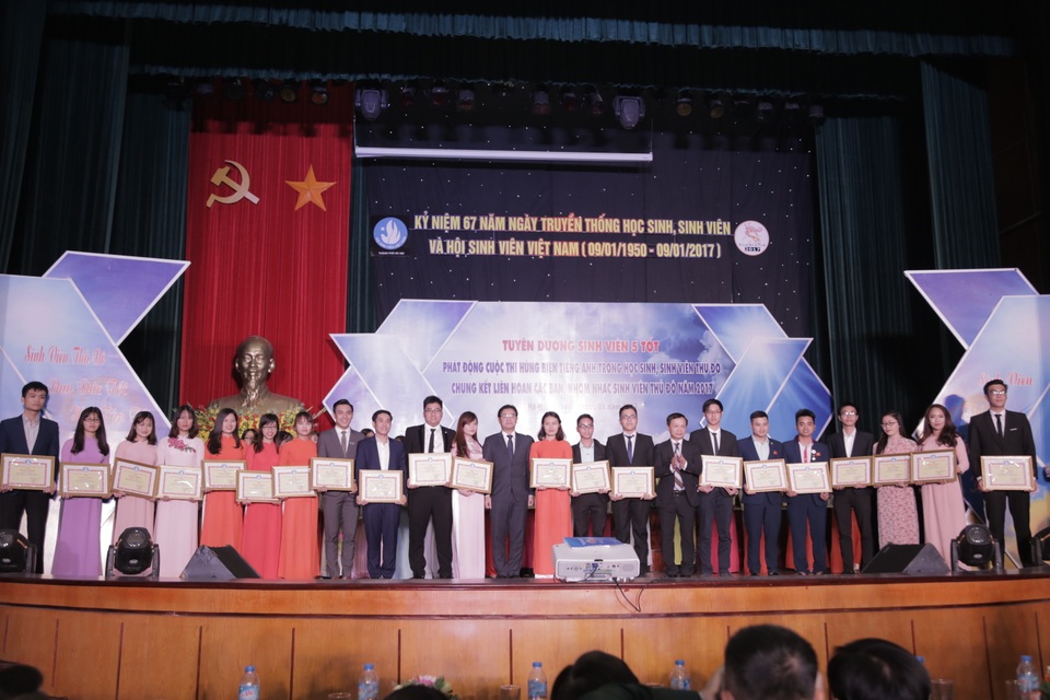 Buổi lễ tuyên dương 267 gương sinh viên đủ tiêu chuẩn “Sinh viên 5 tốt” cấp TP đạt thành tích tốt trong năm 2016, đồng thời trao tặng danh hiệu cho 19 tập thể “Sinh viên 5 tốt” và 16 cán bộ Hội Sinh viên tiêu biểu đoạt giải thưởng “Sao Tháng Giêng”. Trong ảnh, 267 bạn “Sinh viên 5 tốt” lần lượt nhận giải thưởng cao quý cho những nỗ lực của mình.