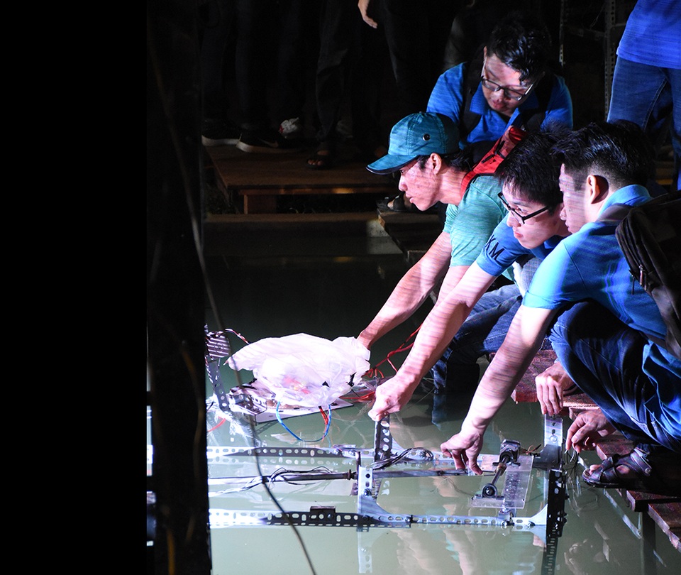 Sinh viên kỹ thuật tranh tài điều khiển robot múa rối nước - 2 Phía sau tấm rèm, thay cho những nghệ nhân phải ngâm mình dưới nước, các sinh viên đang điều kiển con rối bằng robot