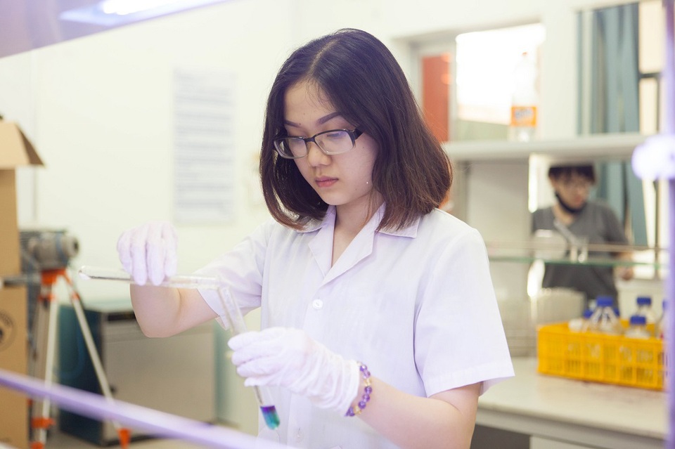 Sinh viên Hoa Sen thực hành tại phòng thí nghiệm.