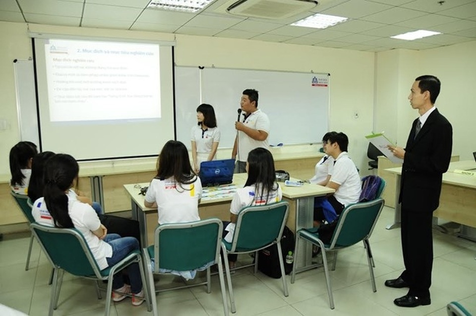 Quản trị nhân lực: Nền tảng cho sự phát triển của mọi tổ chức, doanh nghiệp - 1 Sinh viên Đại học Hoa Sen thuyết trình trong giờ học.