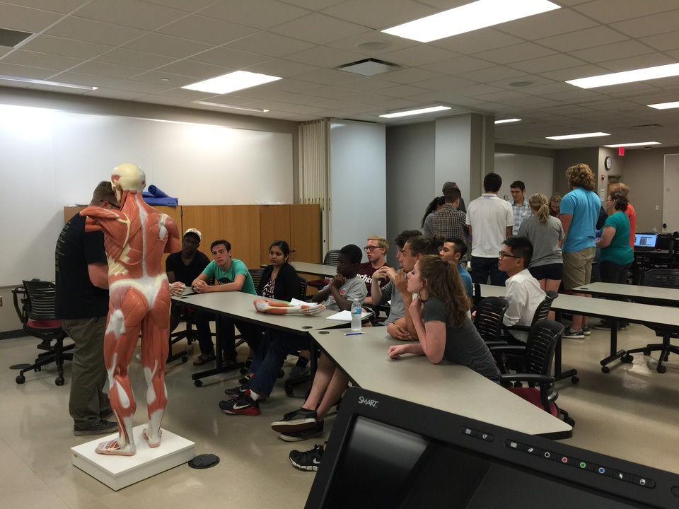 Khoa Y, ĐH Tân Tạo: Trao cơ hội hành nghề Y tại Mỹ - 1 Sinh viên Hoàng Quốc Bảo (áo trắng, kính đen) đang theo dõi 1 tiết học Giải phẫu tại ĐH Indiana.