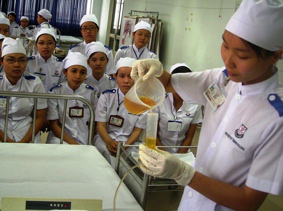 Trường ĐH Nguyễn Tất Thành được phép đào tạo 3 ngành mới - 1 Sinh viên học ngành điều dưỡng tại trường ĐH Nguyễn Tất Thành