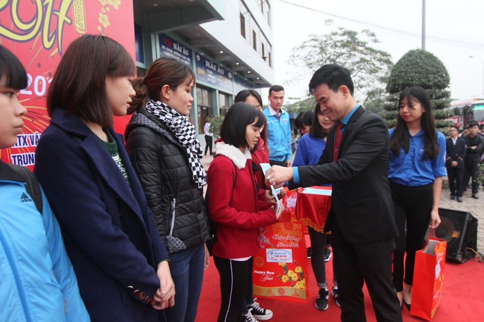 Hỗ trợ sinh viên nghèo hàng nghìn vé xe về quê đón tết - 1 Đại diện các hãng vận tải tặng quà và trao vé xe miễn phí cho các sinh viên
