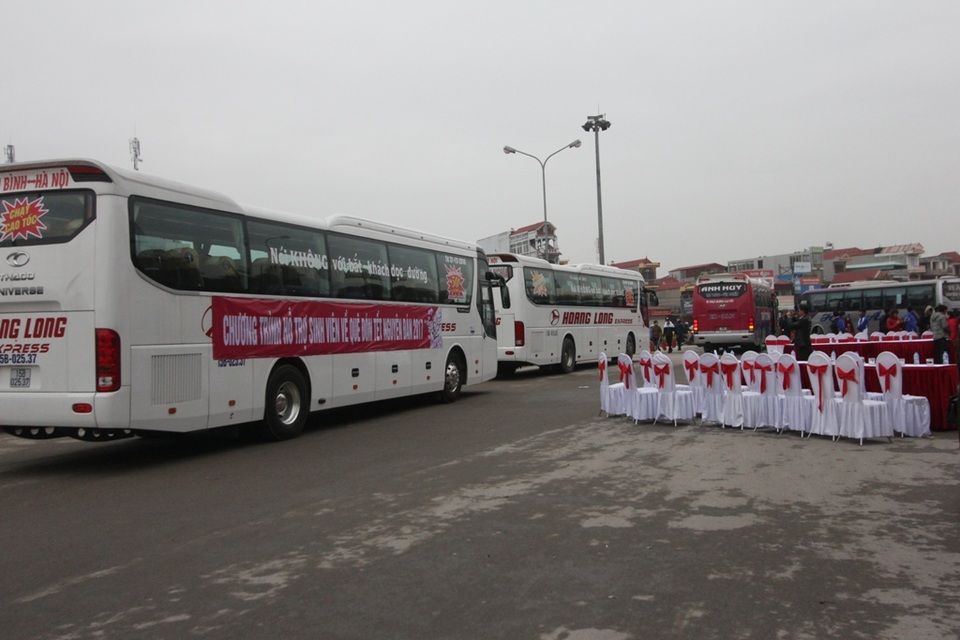 Hỗ trợ sinh viên nghèo hàng nghìn vé xe về quê đón tết - 3 
Những chuyến xe đầu tiên đưa sinh viên về quê dịp tết cổ truyền