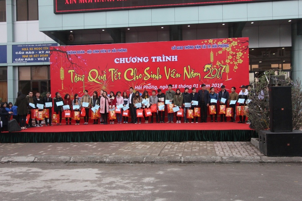 Hỗ trợ sinh viên nghèo hàng nghìn vé xe về quê đón tết - 2 Hàng nghìn sinh viên của 27 tỉnh thanh đang theo học tại Hải Phòng được tặng vé xe về quê ăn tết