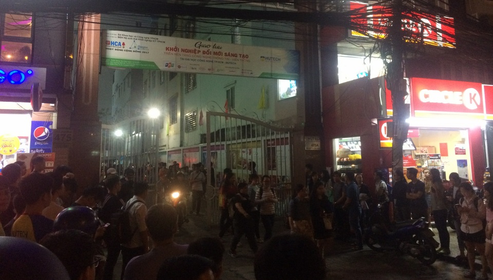 Đợi thang máy trong trường, sinh viên bị vật lạ rơi trúng đầu tử vong - 2 Nhiều sinh viên bàng hoàng trước sự cố