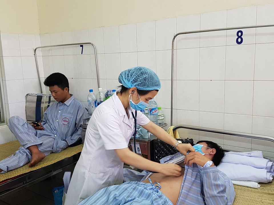 Hà Nội căng thẳng với gần 1.000 ổ dịch sốt xuất huyết - 1
Bệnh nhân SXH nhập viện điều trị tại BV Bệnh Nhiệt đới Trung ương là những bệnh nhân sốt ngày thứ 3, có dấu hiệu cảnh báo mới được nhập viện. Ảnh: H.Hải