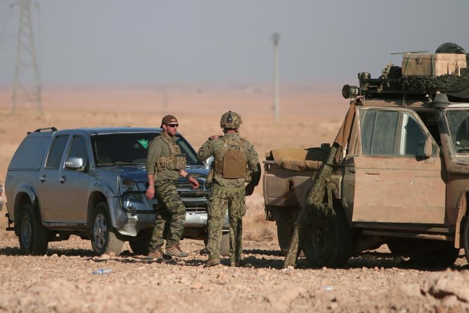 Lực lượng quân đội Mỹ tại “chảo lửa” Syria - 11 Cho đến nay, cuộc nội chiến tại Syria đã trở thành cuộc chiến “quốc tế hóa” của nhiều phe nhóm với sự hỗ trợ của các nước trong và ngoài khu vực. Chính vì sự phức tạp đó nên khó có thể tìm ra giải pháp chấm dứt cuộc chiến này trong thời gian ngắn. Trong ảnh: Lính Mỹ tập trung tại khu vực thành phố Raqqa, thủ phủ của IS tại Syria, ngày 6/11/2016.