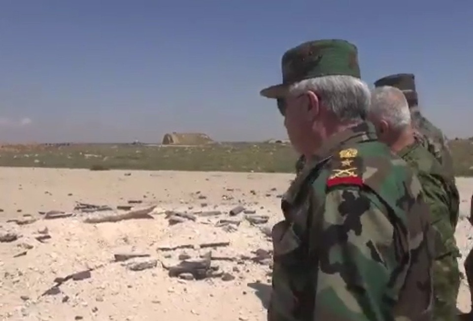 Ông Trump lý giải việc không phá hủy đường băng của căn cứ Syria - 1
Đường băng ở căn cứ Shayrat chỉ hư hại nhẹ. (Ảnh: PressTV)