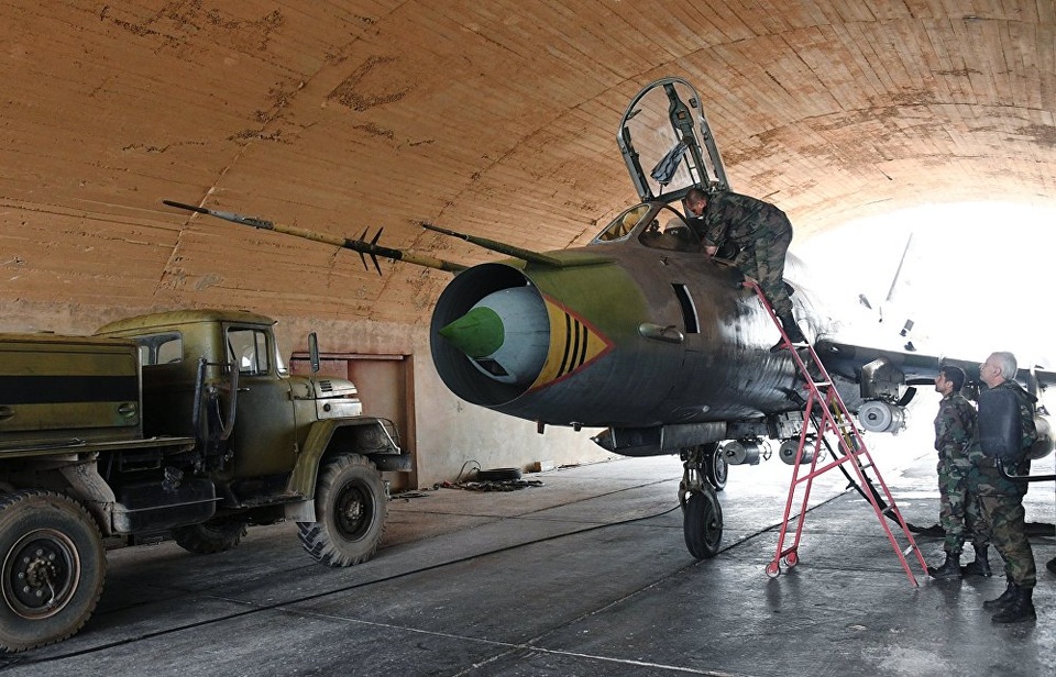 Cận cảnh căn cứ Syria khôi phục hoạt động sau cuộc tấn công của Mỹ - 2 Bộ trưởng Quốc phòng Mỹ James Mattis ngày 10/4 cho biết đợt tấn công này đã phá hủy hoặc làm hư hại các kho nhiên liệu, kho đạn dược và khoảng 20% phi đội chiến đấu cơ, làm giảm năng lực phòng không của Syria. Tuy nhiên, một ngày sau cuộc tấn công chớp nhoáng này, các máy bay chiến đấu của Syria đã có thể cất và hạ cánh an toàn, theo Sputnik.