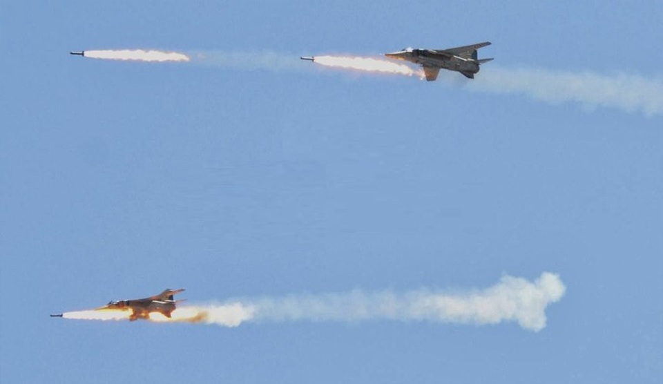 Máy bay chiến đấu Syria oanh tạc IS gần địa điểm nhạy cảm - 1
Các máy bay Nga và Syria tấn công các mục tiêu IS tại Syria (Ảnh: alalam.ir)