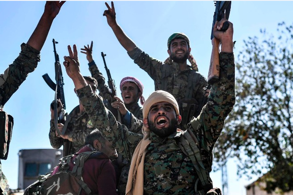 "Thủ phủ" của IS tại Syria đã được giải phóng - 1 Lực lượng SDF ăn mừng chiến thắng tại Raqqa (Ảnh: Getty)