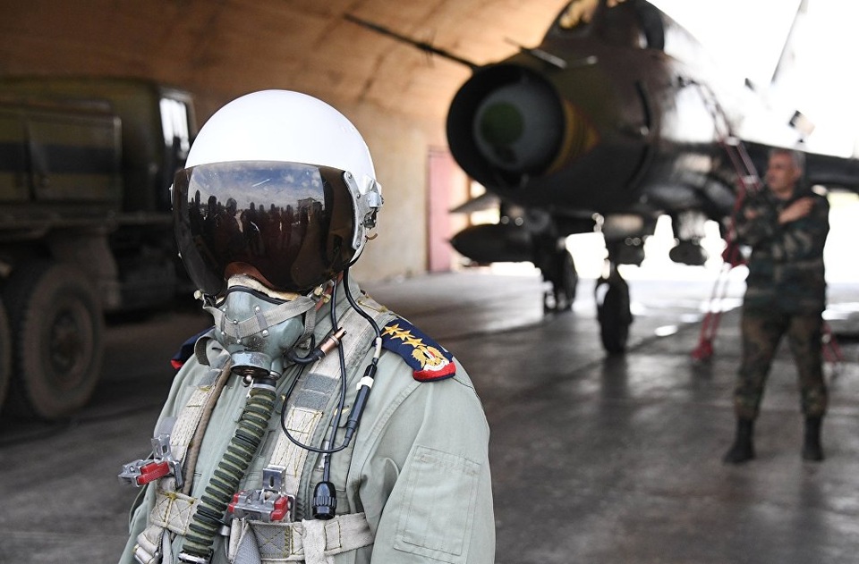 Cận cảnh căn cứ Syria khôi phục hoạt động sau cuộc tấn công của Mỹ - 3 Theo Bộ trưởng Mattis, chính phủ Syria đã mất khả năng tiếp liệu hay tân trang cho dàn chiến đấu cơ tại căn cứ Shayrat và tại thời điểm này việc sử dụng đường băng ở đây là vô ích. Tuy nhiên, trên thực tế, lực lượng không quân Syria vẫn đang triển khai trở lại các chuyến bay xuất kích từ căn cứ này.