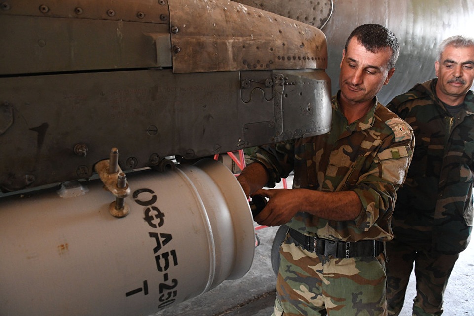 Cận cảnh căn cứ Syria khôi phục hoạt động sau cuộc tấn công của Mỹ - 4
Theo Sputnik, cuộc tấn công bằng 59 tên lửa hành trình Tomahawk của quân đội Mỹ nhằm vào căn cứ không quân của Syria đã phá hủy 8 nhà chứa máy bay cùng tất cả các thiết bị quân sự được cất giữ bên trong các nhà chứa đó. Tuy nhiên, một số chiến đấu cơ dự phòng và phần lớn đường băng vẫn còn nguyên vẹn.