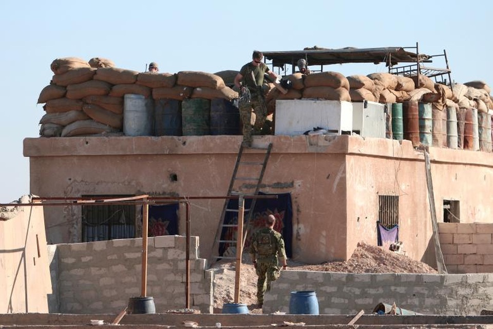 Lực lượng quân đội Mỹ tại “chảo lửa” Syria - 1 Washington Post hồi tháng 3 dẫn lời giới chức quốc phòng Mỹ cho biết quân đội nước này đang lên kế hoạch triển khai thêm 1.000 quân tới phía bắc Syria trong thời gian tới để mở rộng sự hiện diện của Mỹ tại quốc gia Trung Đông trước khi tiến hành cuộc tấn công quy mô lớn nhằm vào thành phố Raqqa, thủ phủ của tổ chức Nhà nước Hồi giáo tự xưng (IS), tại Syria. Trong ảnh: Các binh lính Mỹ tại khu vực phía bắc thành phố Raqqa ngày 6/11/2016.