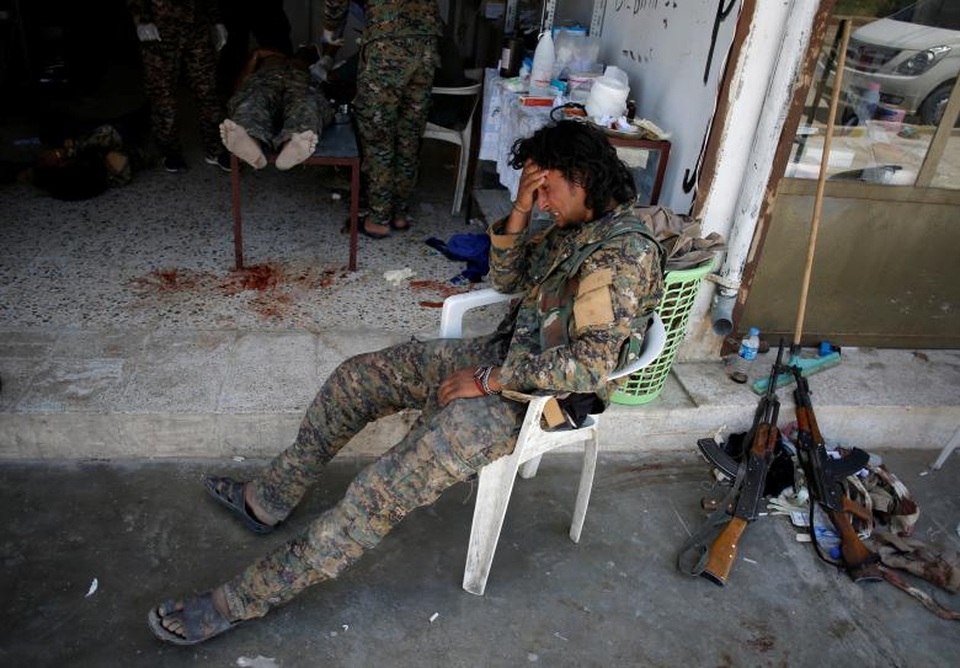 Bên trong bệnh viện dã chiến ở “chảo lửa” Syria - 3 Mặc dù điều kiện cơ sở vật chất còn thiếu thốn, nhưng các bệnh viện dã chiến tại Raqqa cũng đã góp phần hỗ trợ điều trị cho các binh sĩ bị thương trong cuộc chiến chống IS ở Syria.
