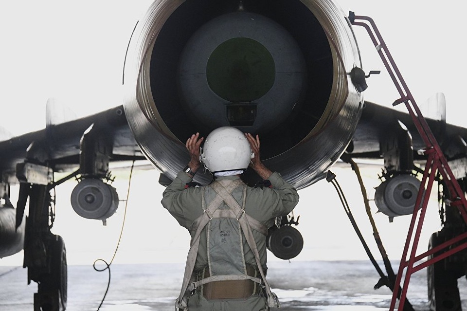Cận cảnh căn cứ Syria khôi phục hoạt động sau cuộc tấn công của Mỹ - 5 Một sĩ quan cấp cao của Syria cho biết: “Căn cứ không quân đang hoạt động trở lại như bình thường. Các máy bay tiếp tục thực thi các nhiệm vụ và triển khai các chuyến bay quân sự nhằm tấn công khủng bố”.