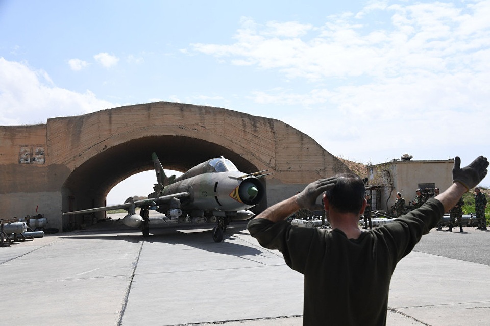 Cận cảnh căn cứ Syria khôi phục hoạt động sau cuộc tấn công của Mỹ - 6 Kênh NBC dẫn lời Thượng nghị sĩ Lindsey Graham cho biết việc Syria nhanh chóng hồi sinh các hoạt động tại căn cứ Shayrat ngay sau vụ tấn công của Mỹ là bằng chứng cho thấy quyết tâm của Tổng thống Syria Bashar al-Assad và cũng là thông điệp mà nhà lãnh đạo Syria muốn gửi tới Tổng thống Donald Trump.