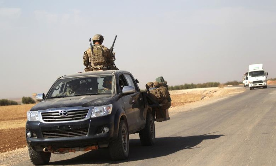 Lực lượng quân đội Mỹ tại “chảo lửa” Syria - 3 Ngay sau khi đắc cử, Tổng thống Donald Trump đã tuyên bố muốn tiêu diệt IS nhanh chóng và yêu cầu Lầu Năm Góc lập kế hoạch để đạt được mục tiêu này. Trong ảnh: Lính Mỹ lái xe trên con đường nối thị trấn al-Rai tới thành phố Azaz ở khu vực phía bắc thành phố Aleppo, Syria ngày 4/10/2016.